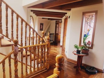 Vendo casa CHIA/CAMPESTRE, CONJUNTO, VEREDA LA BALSA, DOS PISOS, COMODA, AMPLIA, JARDINES, SALA COMEDOR CHIMENEA, BAR, COCINA, COMEDOR, AUXILIAR, HABI