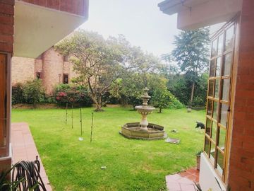 Vendo casa CHIA/CAMPESTRE, CONJUNTO, VEREDA LA BALSA, DOS PISOS, COMODA, AMPLIA, JARDINES, SALA COMEDOR CHIMENEA, BAR, COCINA, COMEDOR, AUXILIAR, HABI