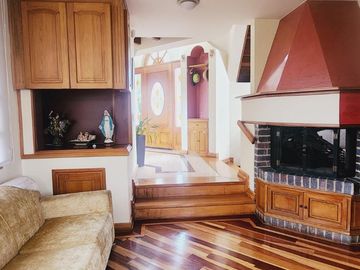 Vendo casa CHIA/CAMPESTRE, CONJUNTO, VEREDA LA BALSA, DOS PISOS, COMODA, AMPLIA, JARDINES, SALA COMEDOR CHIMENEA, BAR, COCINA, COMEDOR, AUXILIAR, HABI