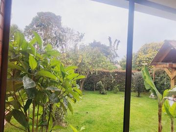 Vendo casa CHIA/CAMPESTRE, CONJUNTO, VEREDA LA BALSA, DOS PISOS, COMODA, AMPLIA, JARDINES, SALA COMEDOR CHIMENEA, BAR, COCINA, COMEDOR, AUXILIAR, HABI