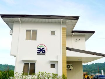 4 Bedroom Medium Sized Home in Hausland Subic Along the National Road