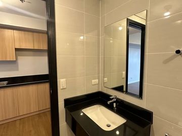 For Sale: Park Triangle Residences STUDIO Condo by Alveo Land in BGC Taguig
