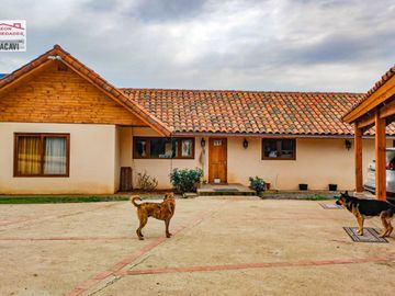 🏠León Propiedades vende o arrienda hermosa casa en sector Los Naranjos , Curacavi🏠