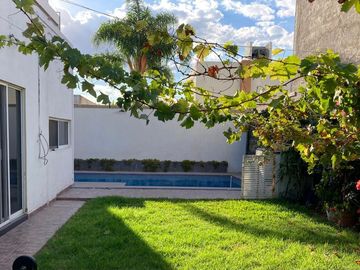 CASA EN VENTA EN RESIDENCIAL LOS LAURELES.