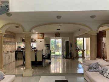 CASA EN VENTA EN RESIDENCIAL LOS LAURELES.