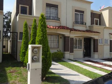 Casa en PRIVADA con vigilancia y ALBERCA