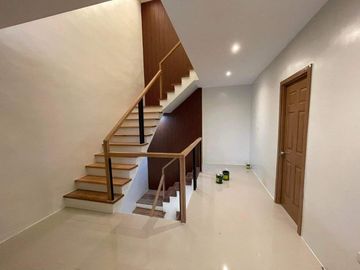 120sqm House and lot For sale (Ready For Occupancy)  with 6 Bedrooms 2 Garage in Greenwoods Pasig City (PH2820)