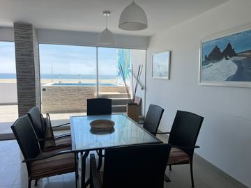 VENTA DE MODERNO DEPARTAMENTO CON PISCINA FRENTE A PLAYA EL REVES EN PUNTA NEGRA