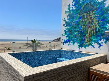 VENTA DE MODERNO DEPARTAMENTO CON PISCINA FRENTE A PLAYA EL REVES EN PUNTA NEGRA