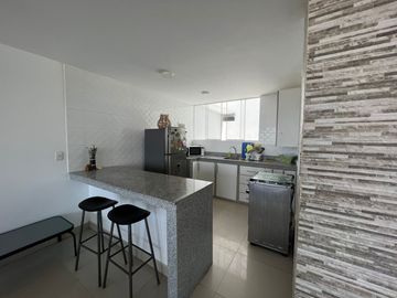 VENTA DE MODERNO DEPARTAMENTO CON PISCINA FRENTE A PLAYA EL REVES EN PUNTA NEGRA