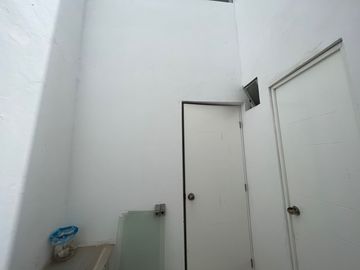 VENTA DE MODERNO DEPARTAMENTO CON PISCINA FRENTE A PLAYA EL REVES EN PUNTA NEGRA
