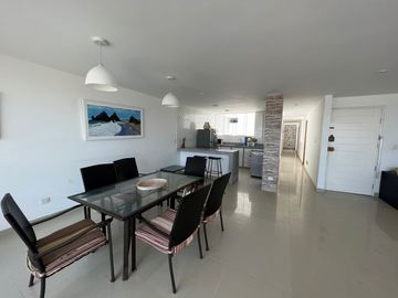 VENTA DE MODERNO DEPARTAMENTO CON PISCINA FRENTE A PLAYA EL REVES EN PUNTA NEGRA