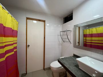 VENTA DE MODERNO DEPARTAMENTO CON PISCINA FRENTE A PLAYA EL REVES EN PUNTA NEGRA