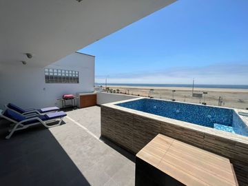 VENTA DE MODERNO DEPARTAMENTO CON PISCINA FRENTE A PLAYA EL REVES EN PUNTA NEGRA