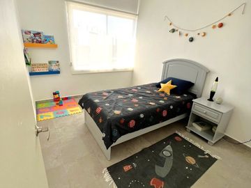 CASA EN VENTA VILLA DE POZOS, DOS PLANTAS, DOS RECÁMARAS, DOS COCHERAS Y JARDIN