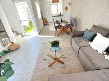 CASA EN VENTA VILLA DE POZOS, DOS PLANTAS, DOS RECÁMARAS, DOS COCHERAS Y JARDIN