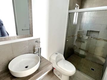 CASA EN VENTA VILLA DE POZOS, DOS PLANTAS, DOS RECÁMARAS, DOS COCHERAS Y JARDIN