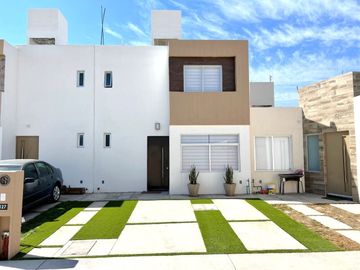 CASA EN VENTA VILLA DE POZOS, DOS PLANTAS, DOS RECÁMARAS, DOS COCHERAS Y JARDIN