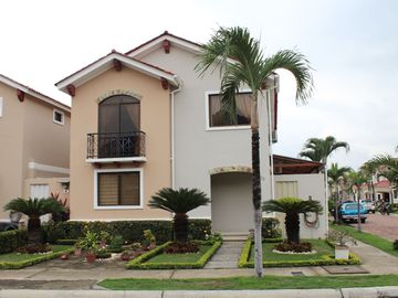 Vendo amplia y hermosa propiedad esquinera Urbanizacion Terranostra Gerona km 13.5 de via a la costa