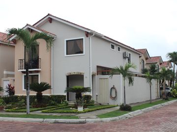 Vendo amplia y hermosa propiedad esquinera Urbanizacion Terranostra Gerona km 13.5 de via a la costa