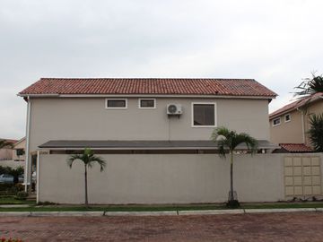 Vendo amplia y hermosa propiedad esquinera Urbanizacion Terranostra Gerona km 13.5 de via a la costa