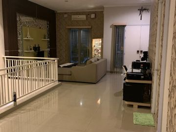 Rumah Manyar Indah Mewah 2 Lantai Terawat Dekat Raya Merr Klampis Kertajaya Araya