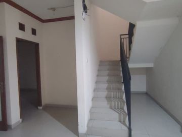 Rumah Masuk Komplek area Benhil, 700 meter ke Gatot Subroto