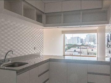 DEPARTAMENTO EN VENTA CON VISTA A LA CALLE 3 DORMITORIOS Y 180M2 EN MIRAFLORES