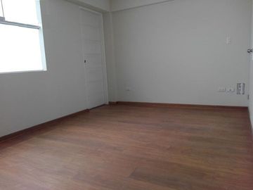 DEPARTAMENTO EN VENTA CON VISTA A LA CALLE 3 DORMITORIOS Y 180M2 EN MIRAFLORES