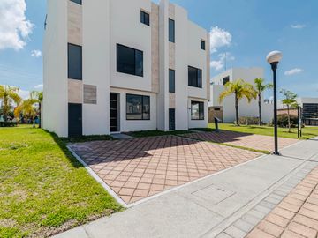 CASA A 15 MINUTOS DE CUERNAVACA, MORELOS; MEX. 3 RECÁMARAS, ALBERCA, MULTI CANCHAS, PET PARK.