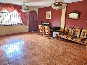 CASA 3 PISOS CON DPTO PARALELA 13 AV. LA MARINA