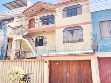 CASA 3 PISOS CON DPTO PARALELA 13 AV. LA MARINA