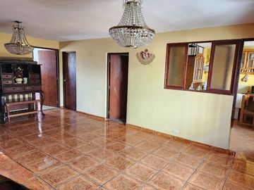 CASA 3 PISOS CON DPTO PARALELA 13 AV. LA MARINA