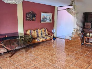 CASA 3 PISOS CON DPTO PARALELA 13 AV. LA MARINA