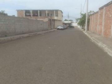 terreno esquinero de venta en manta zona centro