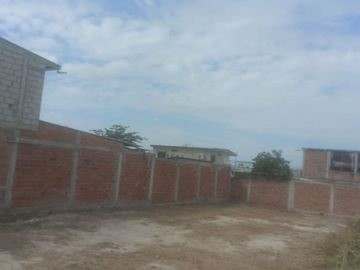 terreno esquinero de venta en manta zona centro