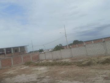 terreno esquinero de venta en manta zona centro