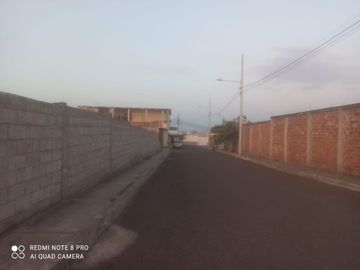 terreno esquinero de venta en manta zona centro