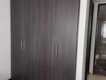 Vendo amplio apto como nuevo, excelente zona social. -A