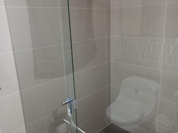 Vendo amplio apto como nuevo, excelente zona social. -A
