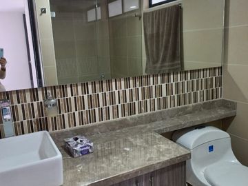 Vendo amplio apto como nuevo, excelente zona social. -A