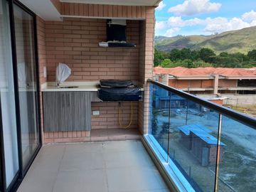 Vendo amplio apto como nuevo, excelente zona social. -A