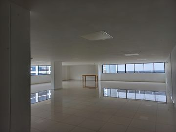 Vendo amplio apto como nuevo, excelente zona social. -A
