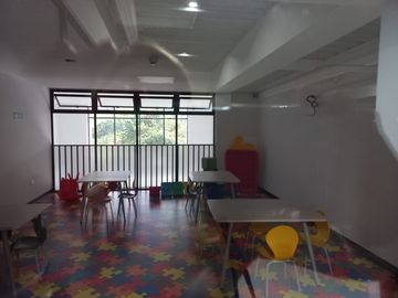 Vendo amplio apto como nuevo, excelente zona social. -A