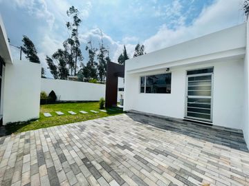 Casa independiente de venta en la mitad del mundo urb. la marca