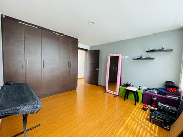 Casa independiente de venta en la mitad del mundo urb. la marca