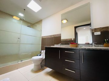 Casa independiente de venta en la mitad del mundo urb. la marca