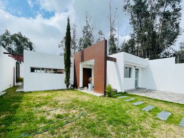 Casa independiente de venta en la mitad del mundo urb. la marca