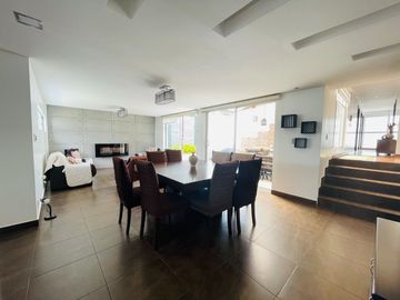 Casa independiente de venta en la mitad del mundo urb. la marca