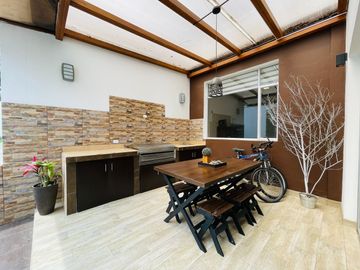 Casa independiente de venta en la mitad del mundo urb. la marca